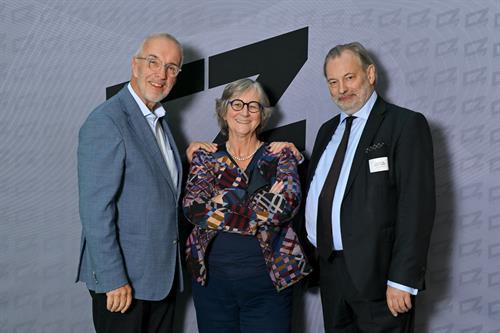 HSD-Präsidentin Prof. Dr. Edeltraud Vomberg mit Reinhard Müller, Initiator, Bauherr und Betreiber des EUREF-Campus (li.) sowie Prof. Dr.-Ing. Martin Faulstich. Foto: privat